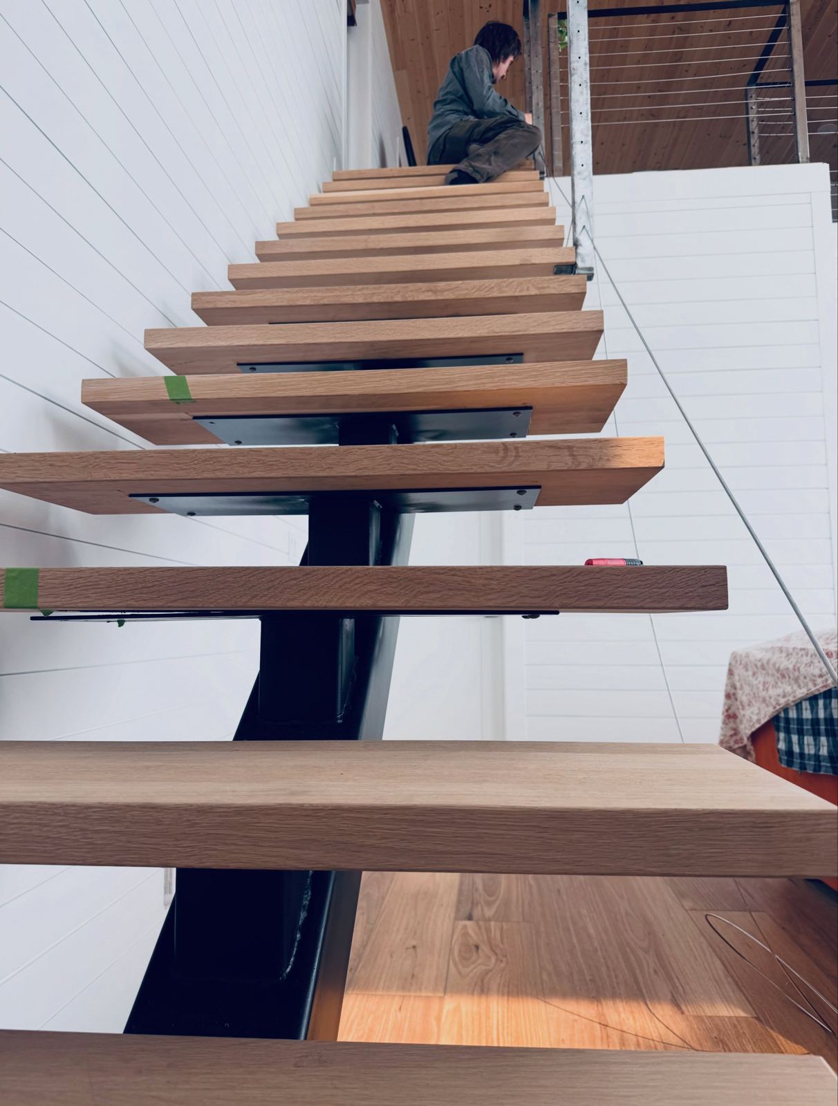 Floating stair on a central steel stringer